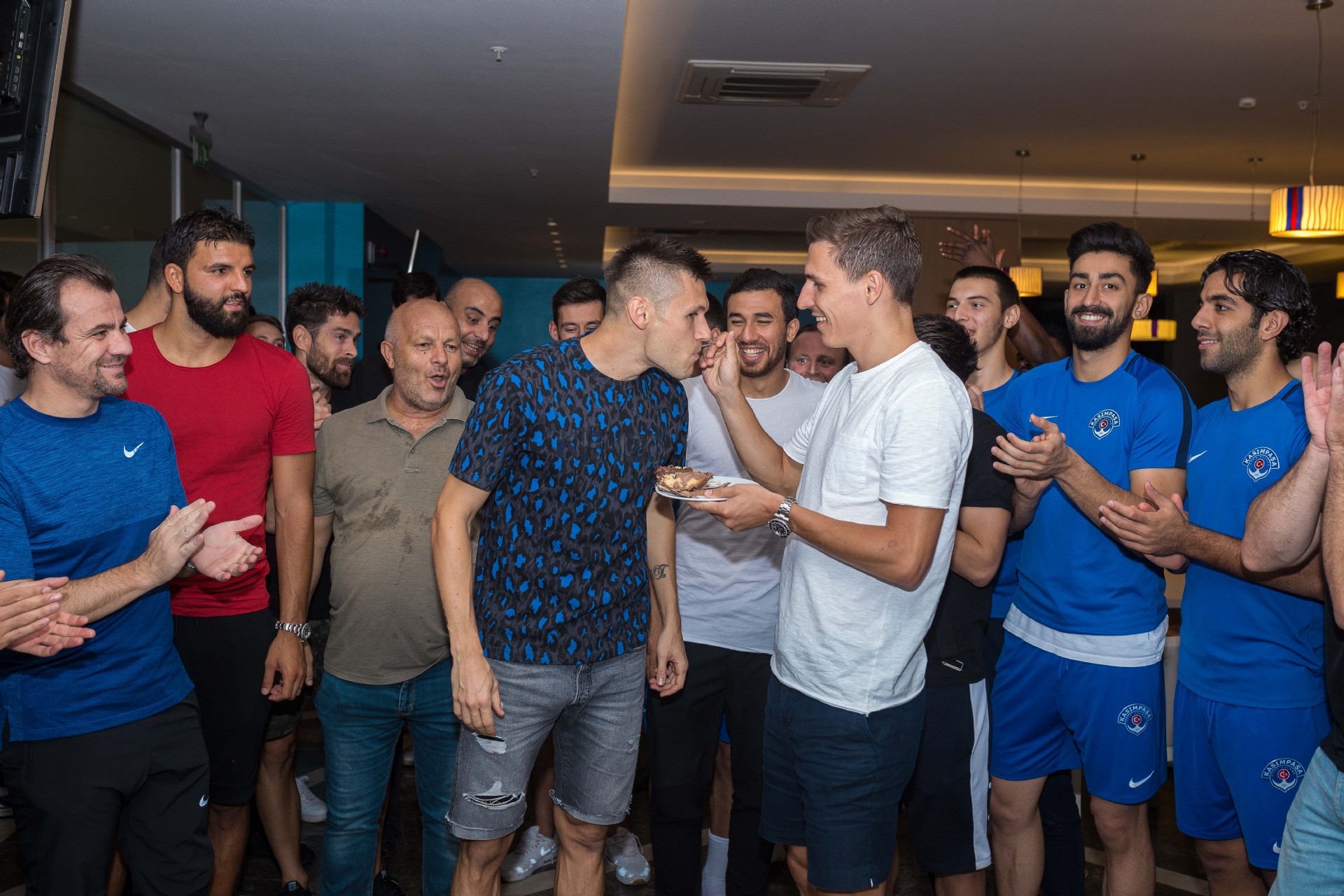 Popov’a doğum günü kutlaması